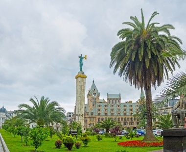 Palmiye ağaçları arasında Medea