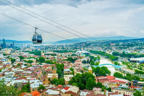 Tiflis üzerinde teleferik — Stok fotoğraf