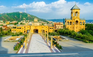 Sameba Katedrali ana sokak