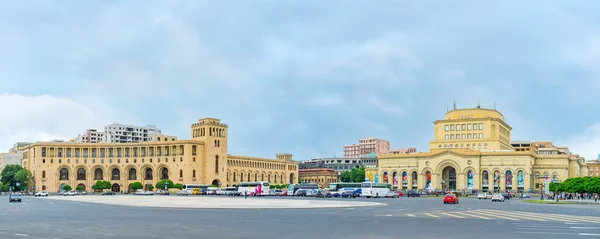 Het complex van het plein van de Republiek in Yerevan — Stockfoto