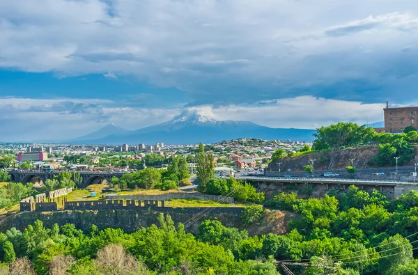 Il paesaggio urbano con il Monte Ararat — Foto Stock