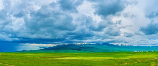 Der Berg Aragats in Wolken — Stockfoto