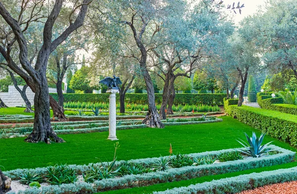 El águila en el jardín — Foto de Stock