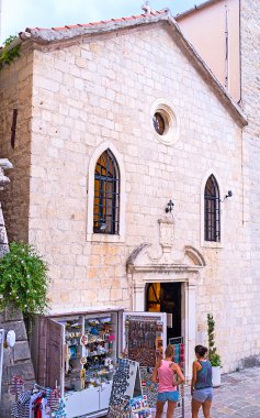 Katedral'in önünde