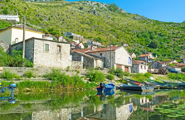 Il villaggio sul fiume — Foto Stock