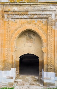 Kapıda oyulmuş desenler