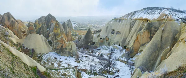 La valle tra le rocce — Foto Stock