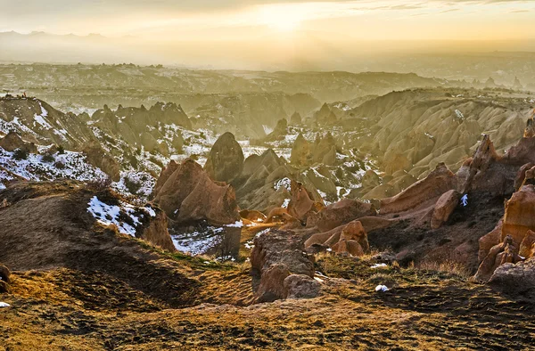 Les rayons du soleil parmi les rochers — Photo