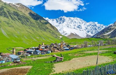 Dağlar arasında Köyü