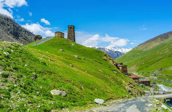 Tepe üzerinde taş kule — Stok fotoğraf