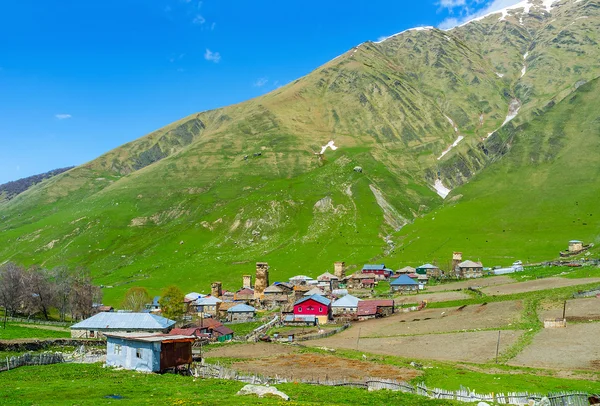 Zhibiani село в ущелині — стокове фото