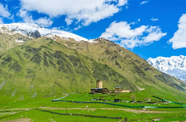 Kyrkan på bergstoppen mountain foten — Stockfoto