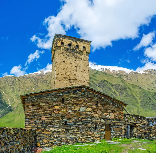 Das Haus des alten Priesters in ushguli — Stockfoto