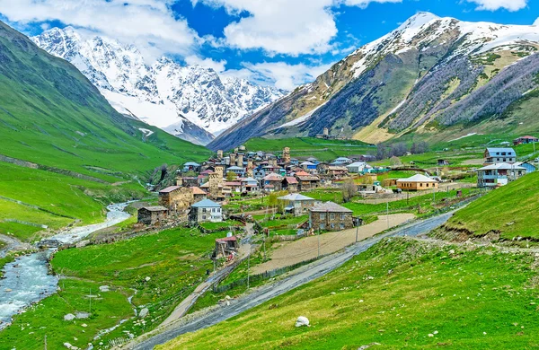 Le village de Zhibiani de la colline — Photo