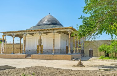 Siyah kubbe ile beyaz Camii