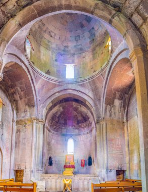 İç Goshavank manastır kilisesi