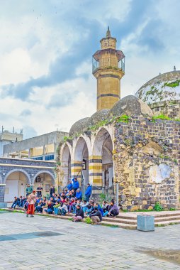 Sokak sanatçısının performansı