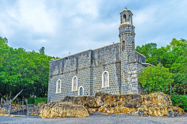 Церковь с крошечной колокольней
