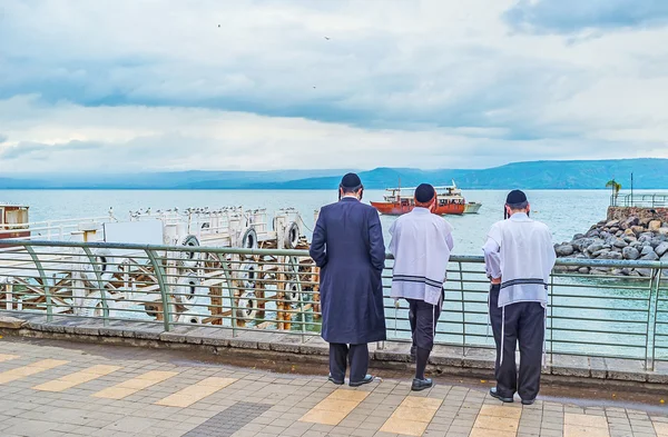 Three friends on embankment — Stock Photo, Image