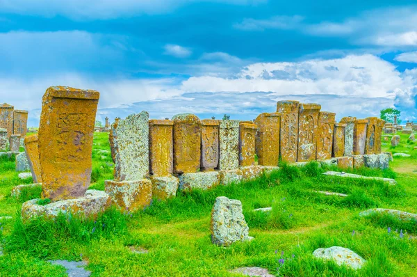 La fila de khachkars — Foto de Stock