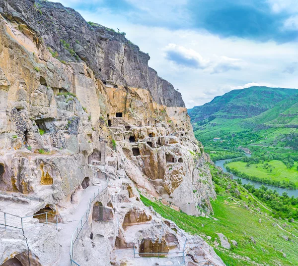Jaskinie w skale Erusheti Mount — Zdjęcie stockowe