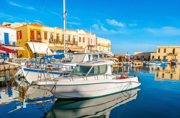 Los barcos turísticos en Rethymno — Foto de Stock