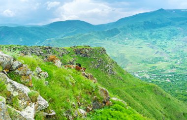 Saro bölgede sulu yamaçlarında