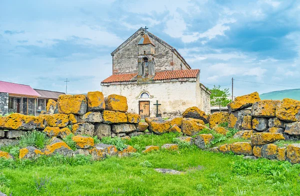De kerk onder de rotsen — Stockfoto