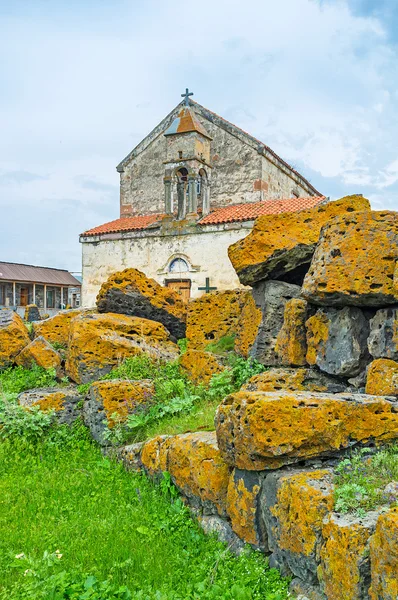 Kilisenin arkasında kayalar — Stok fotoğraf
