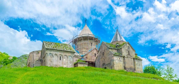 La colina coronada con el monasterio — Foto de Stock