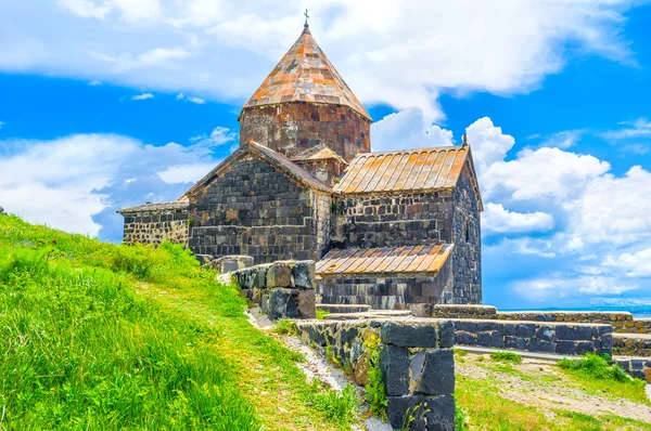 Kyrkan bland grönskan — Stockfoto