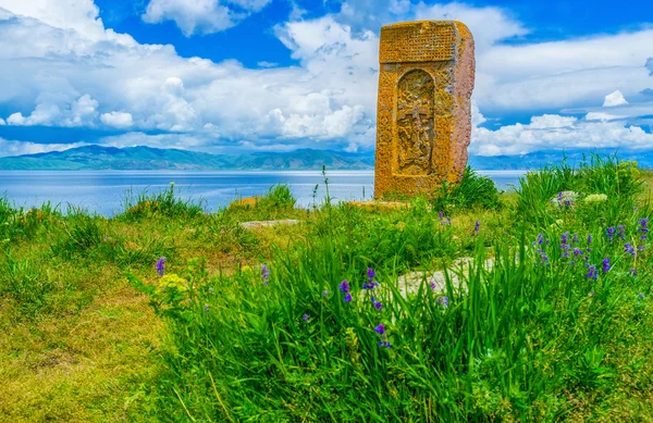 The khachkar in wild flowers — Stock Photo, Image