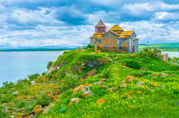 Монастырь у озера — стоковое фото