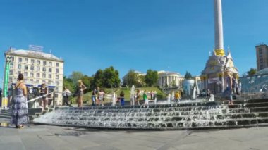 Bağımsızlık Meydanı Kiev pınarlarına