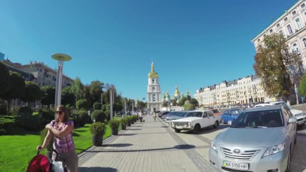 La strada per Piazza Santa Sofia a Kiev — Video Stock