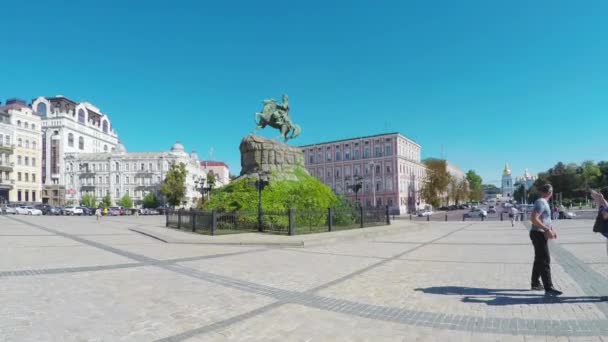 Het monument van Oekraïense Hetman — Stockvideo