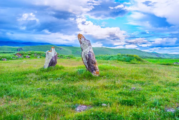 Twee gekanteld stenen — Stockfoto