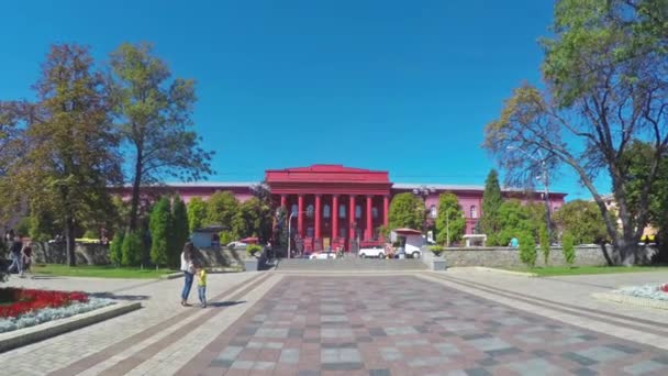 El edificio rojo de la Universidad de Kiev — Vídeos de Stock