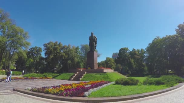 De wandeling aroun Taras Sjevtsjenko monument in Kiev — Stockvideo