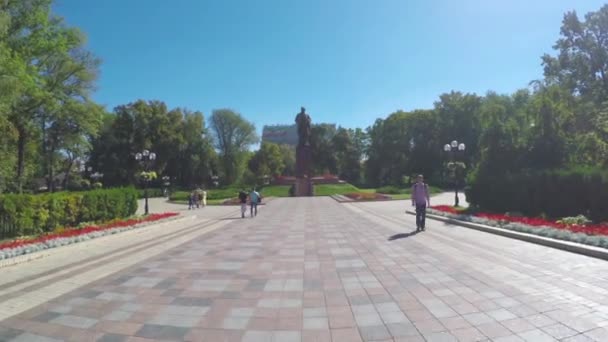 En Taras Shevchenko Parque de Kiev — Vídeo de stock