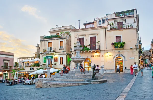 The fountain in Duomo Square of Taormina — Stock Photo, Image