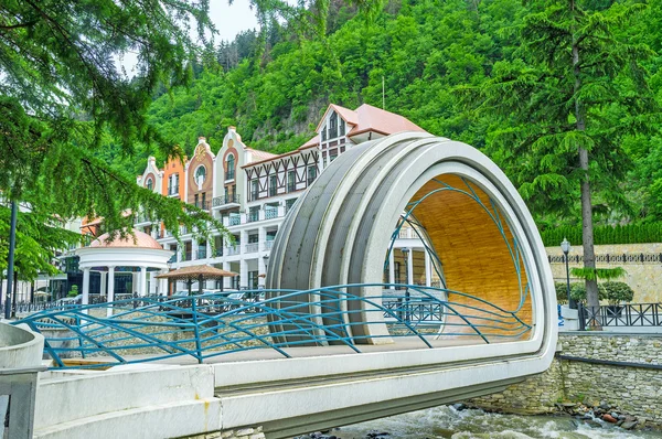 Die ungewöhnliche Brücke in Borjomi — Stockfoto