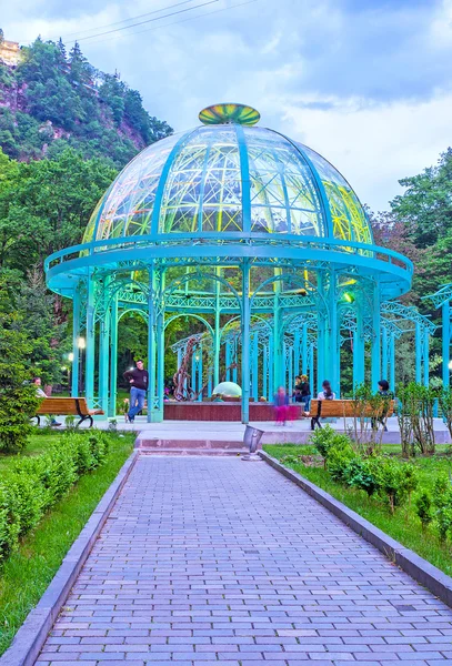 Der Spaziergang zum Mineralwasser-Pavillon borjomi — Stockfoto