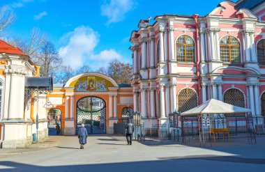 St Alexander Nevsky Lavra kapısı