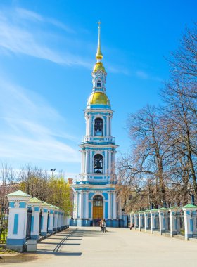 St Petersburg'daki Aziz Nikolaos Katedrali'nin yüksek çan kulesi