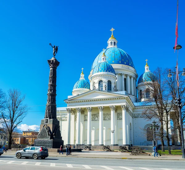 The Victory Column at Trinity Cathedral in St Petersburg — Stock Photo, Image