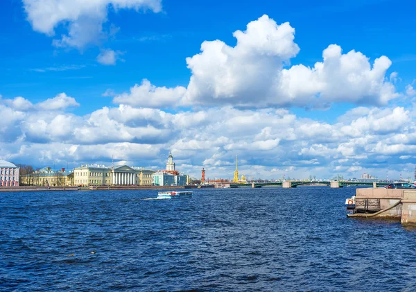 The walk in Admiralty embankment of St Petersburg — Stock Photo, Image