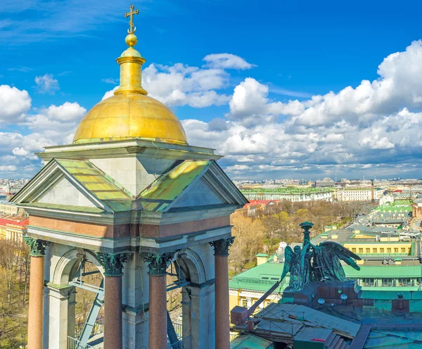 The bell tower's golden dome — Stock Photo, Image