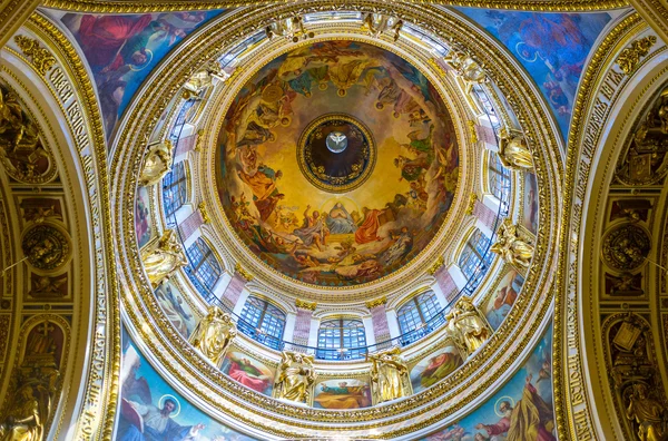 La gran cúpula de la Catedral de San Isaac en San Petersburgo — Foto de Stock