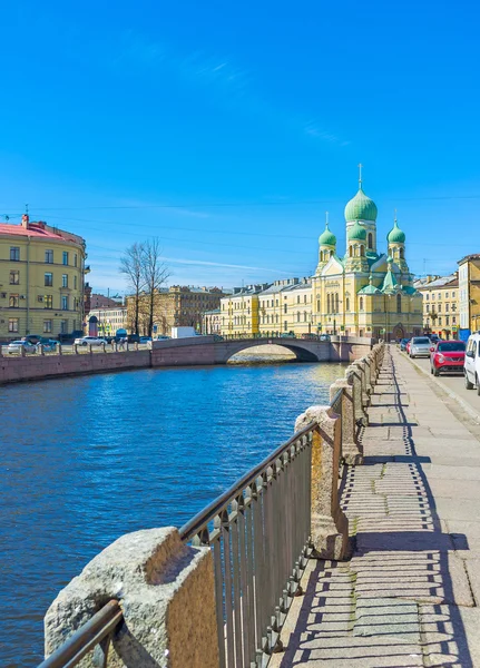 Прогулка по каналу Грибоедова в Санкт-Петербурге — стоковое фото